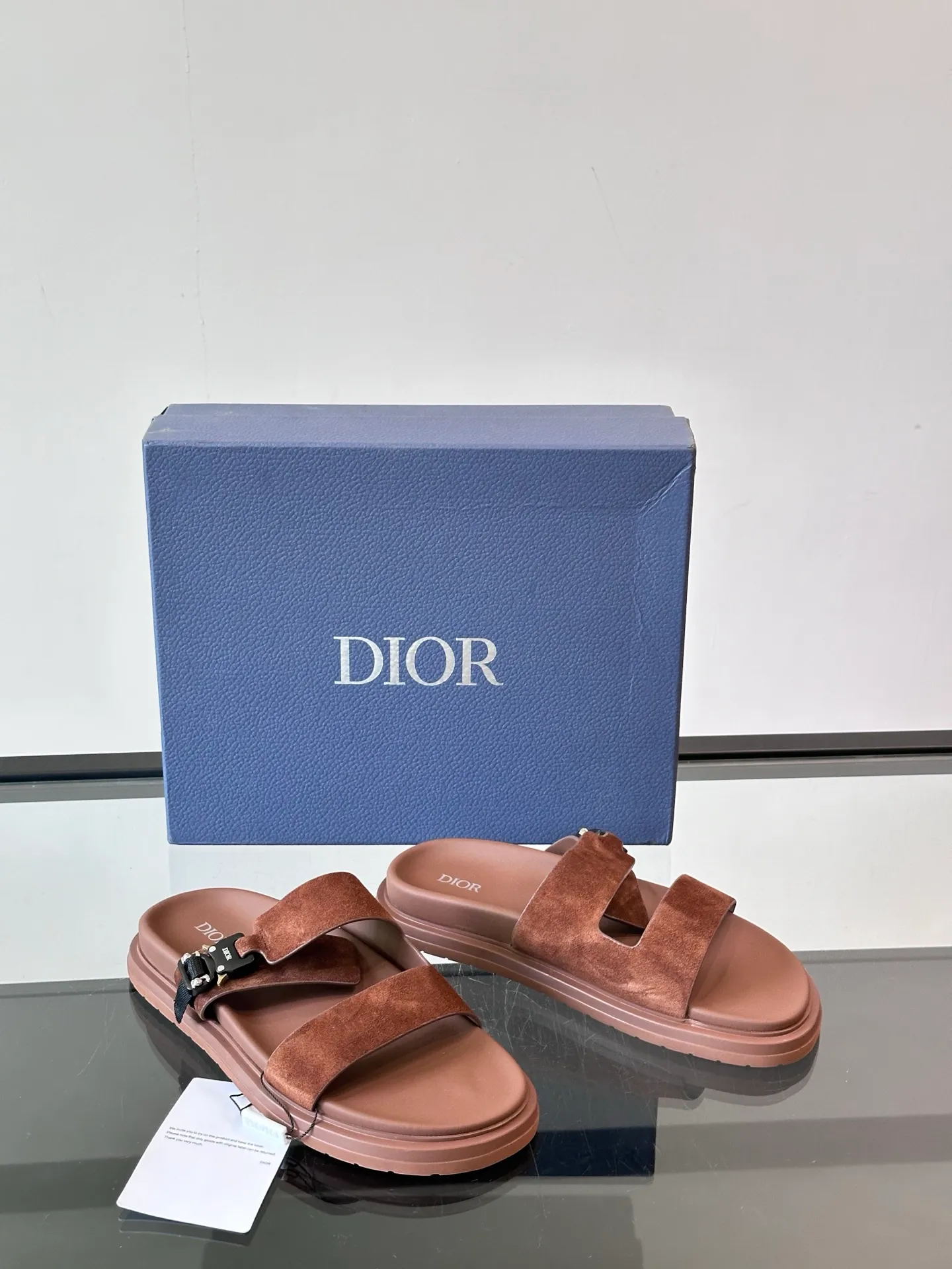 Factory price: 300💰Dior Aqua men's sandals and slippers. Showcasing Dior haute couture design. The Dior gray suede strap is accented with an aluminum Dior buckle for added style. Paired with a comfortable tonal notch sole, they pair easily with shorts or jeans for a sophisticated look. Main body: suede cow leather, technical fabric lining: cow leather, with adjustable straps, aluminum Dior buckle, Dior gray EVA insole, tonal notch rubber outsole splicing structure👌👌 size: 38-44 (45.46 customized)